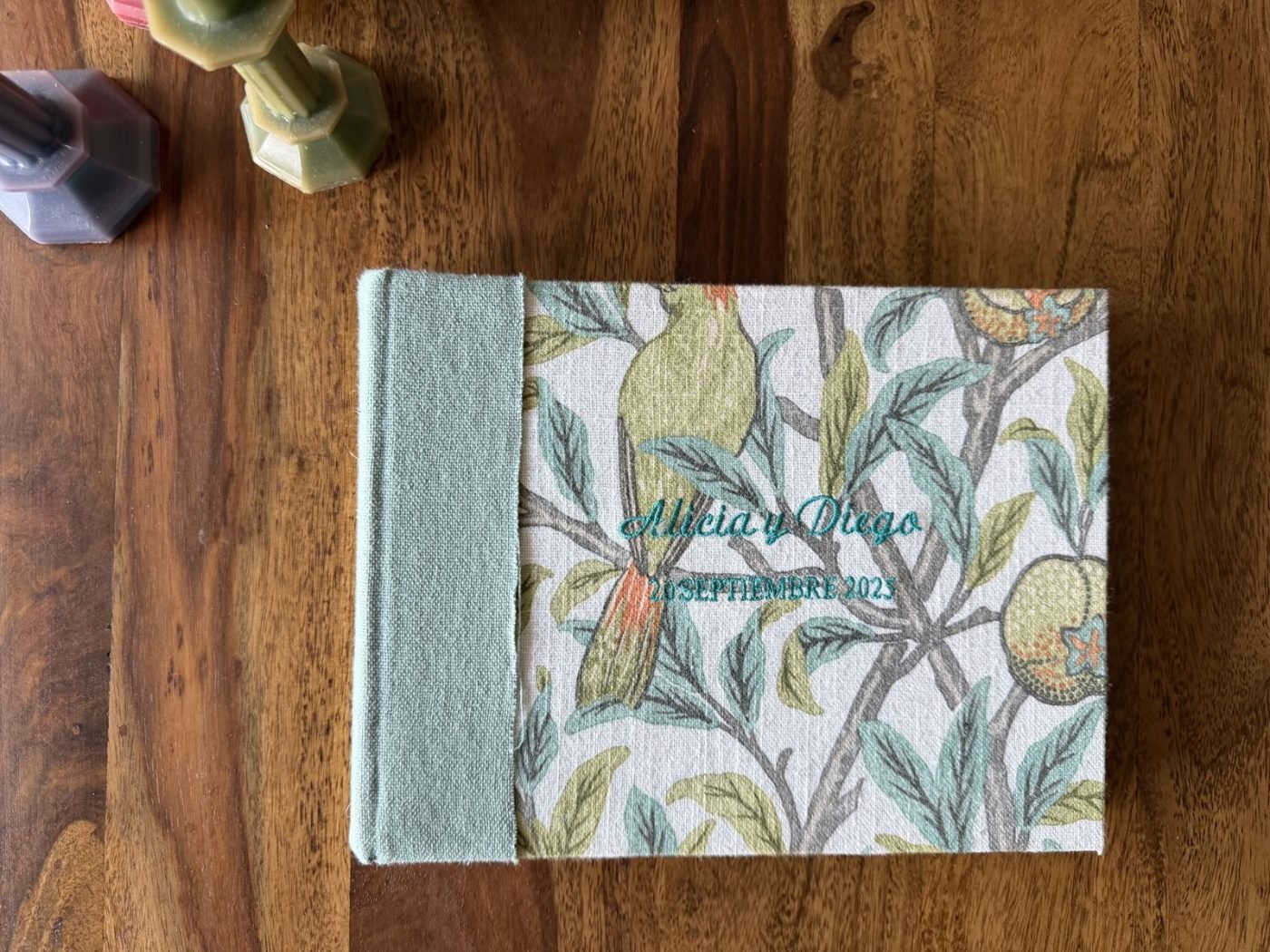 Libro de testigos de boda personalizado sobre una mesa de madera