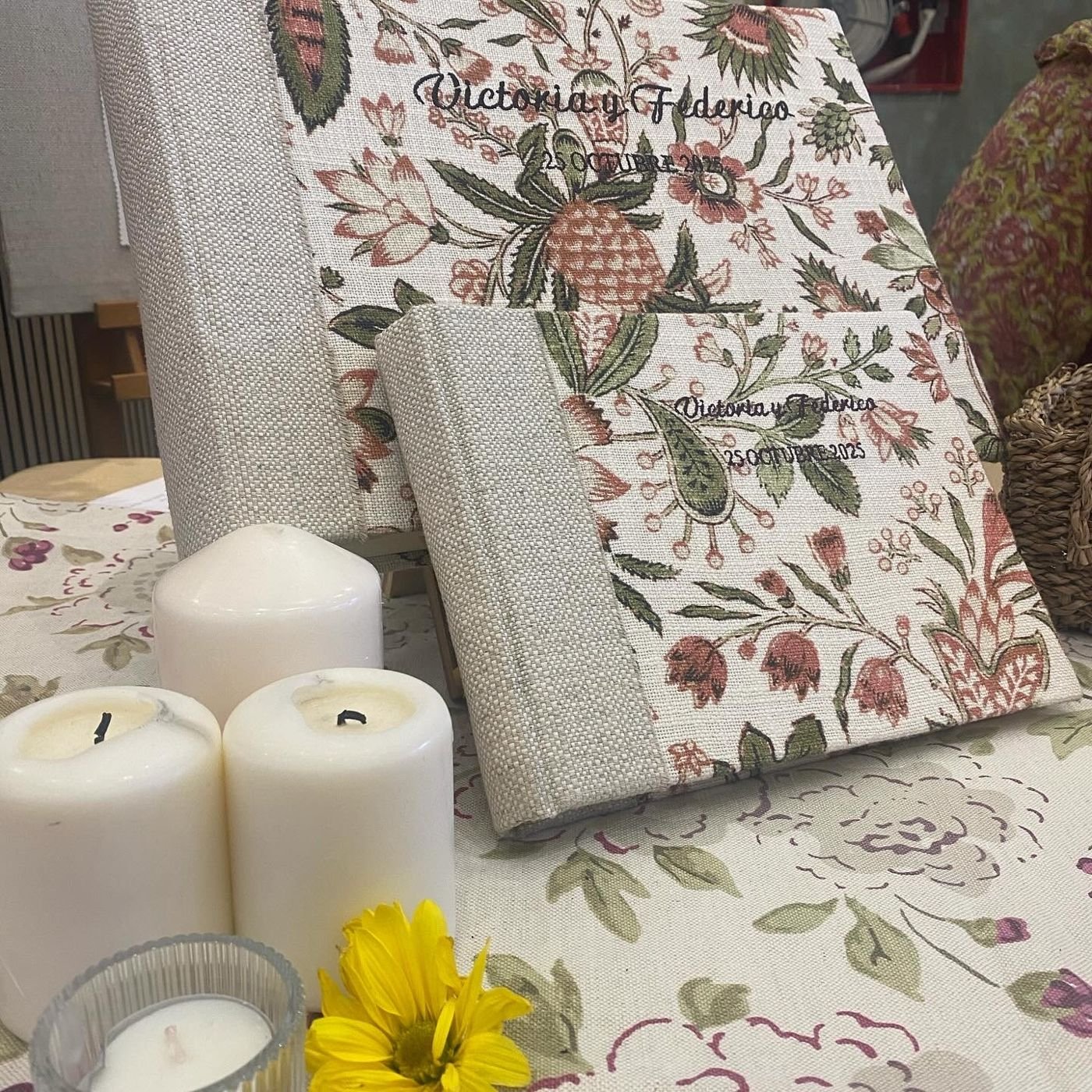Álbum de fotos personalizado forrado en tela con «Victoria y Federico» bordado, junto a unas velas